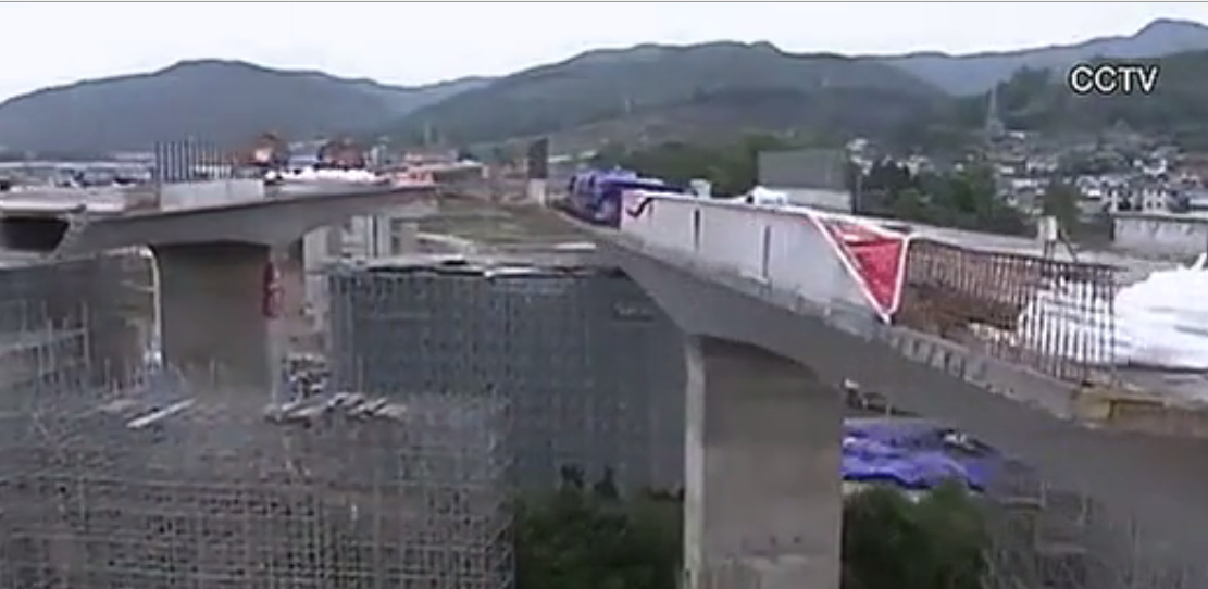 Cầu 15.000 tấn quay 120 độ ở Trung Quốc