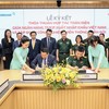 Ông Nguyễn Hoàng Hải, quyền Tổng giám đốc Eximbank (bên trái) và ông Nguyễn Mạnh Hổ, đại diện Tập đoàn Viettel cùng đại diện lãnh đạo hai đơn vị trong buổi lễ ký kết thoả thuận hợp tác.