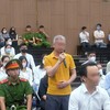 Bị cáo Lê Văn Tuấn (áo vàng) trình bày trước Toà sáng 24/7.