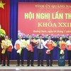 Ban thường vụ Tỉnh ủy Quảng Nam tặng hoa cho 6 cán bộ được phân công nhiệm vụ mới.