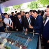 Phó Thủ tướng Hồ Đức Phớc trải nghiệm các tính năng thanh toán mới tại Ngày hội không tiền mặt diễn ra sáng 14/6 ở TP.HCM. 