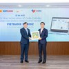 Ông Phạm Linh – Phó tổng giám đốc Vietbank (trái) trao quà lưu niệm cho ông Nguyễn Hữu Phúc - Phó tổng giám đốc VNPAY (phải) tại buổi lễ