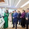 Đại diện Vietcombank, bà Đoàn Hồng Nhung, Giám đốc Khối Bán lẻ giới thiệu với Thủ tướng Chính phủ và các đại biểu tính năng đăng ký chữ ký số trên app VCB Digibank.