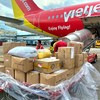 Hàng trăm thùng hàng cứu trợ của người dân cả nước được Vietjet vận chuyển đến vùng bão lũ những ngày qua.