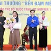 Nguyễn Mỹ Linh nhận giải thưởng “Bền Đam Mê” do báo Tiền Phong tổ chức với sự đồng hành của Number 1. (Ảnh:NVCC).