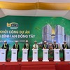 Đại biểu thực hiện nghi thức khởi công.