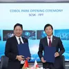 Tiến sĩ Trương Gia Bình - Chủ tịch HĐQT Tập đoàn FPT và ông Takaaki Toma - Giám đốc điều hành kiêm Chủ tịch SCSK tại Lễ thành lập COBOL PARK.