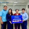 Đại diện Bảo hiểm VietinBank chi nhánh Kiên Giang trao quyền lợi bảo hiểm cho đại diện gia đình ông Trần Đình Bửu