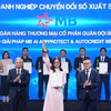Đại diện MB, bà Phạm Thị Kim Phượng – Giám đốc dự án Nhà máy số Doanh nghiệp lên nhận giải thưởng.