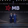 Ông Hà Trọng Khiêm - Phó tổng giám đốc đại diện MB nhận giải thưởng 