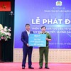 Tổng Giám đốc BIDV Lê Ngọc Lâm trao kinh phí ủng hộ Quỹ PTDLQG
