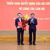 Ông Trần Cẩm Tú, Ủy viên Bộ Chính trị, Thường trực Ban Bí thư đã trao Quyết định của Bộ Chính trị cho tân Trưởng Ban Chính sách, chiến lược Trung ương, Ủy viên Trung ương Đảng Nguyễn Thanh Nghị.