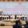 Ông Nguyễn Đức Thụy, Chủ tịch HĐQT LPBank (thứ 8 từ trái sang) đại diện Ngân hàng nhận bằng khen của Thủ tướng Chính phủ trong công tác an sinh xã hội