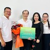 Đại diện Cấp ủy - Ban giám đốc, BCH Công đoàn, BCH Đoàn Thanh niên tặng hoa và khen thưởng tinh thần trách nhiệm của anh Nguyễn Đức Tín.