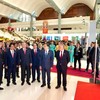 Các vị lãnh đạo cao cấp thăm khu vực trưng bày và nghe ông Phan Đức Trung chia sẻ về Mạng Dịch vụ Đa chuỗi Blockchain Việt Nam (VBSN). 