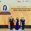 Phó Thủ tướng Chính phủ Mai Văn Chính và Chủ tịch VCCI Phạm Tấn Công trao danh hiệu Bông hồng vàng cho nữ doanh nhân Ngô Thu Hà - Tổng giám đốc SHB