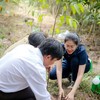 Bà Châu Thiên Trúc Quỳnh (Giám đốc điều hành Khối Tư vấn Đầu tư – Chứng khoán Vietcap) thực hiện trồng những cây đầu tiên cùng đại diện địa phương xã Tân Thành & Ban Quản lý rừng Dầu Tiếng 