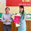 Phó Bí thư thường trực tỉnh ủy Đồng Tháp Phan Văn Thắng trao quyết định cho bà Phạm Thị Ngọc Đào. Ảnh: Cổng TTĐT Đồng Tháp