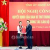 Ông Nguyễn Đức Trung, Bí thư Tỉnh ủy Nghệ An trao Quyết định của Ban Bí thư Trung ương Đảng chuẩn y chức vụ Phó bí thư Tỉnh ủy Nghệ An cho bà Võ Thị Minh Sinh. Ảnh: Báo Nghệ An