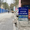 Ngay phía trước dự án nhà ở xã hội N01 Hạ Đình (huyện Thanh Trì), một công ty bất động sản ngang nhiên mở dịch vụ làm hồ sơ. Ảnh: Thanh Vũ