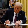 Tổng thống Mỹ Donald Trump ký một sắc lệnh hành pháp tại Nhà Trắng, Washington, DC. Ảnh: Getty Images/TTXVN