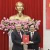 Phó thủ tướng Thường trực Nguyễn Hòa Bình trao quyết định chuẩn y ông Vũ Quyết Tiến. Ảnh: QMG 