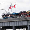 Vận chuyển ôtô mới sản xuất qua cầu Lewiston-Queenston tới Canada, ngày 9/4/2025. (Ảnh: THX/TTXVN) 