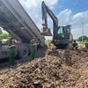 Lực lượng chức năng kiểm tra, phát hiện hành vi chôn lấp chất thải rắn công nghiệp.