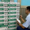 Cán bộ thuộc Đội QLTT số 6 - Chi cục Quản lý Thị trường TP.HCM kiểm đếm hàng hóa thực phẩm đóng hộp để tiến hành tạm giữ. (Ảnh: Đội QLTT số 6)