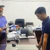 Cơ quan tố tụng công bố các quyết định với đối tượng Trần Văn Huân. Ảnh: Công an Hòa Bình