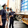 Công chức Hải quan Tân Thanh kiểm tra vải tươi xuất khẩu. (Ảnh: H.Vân)