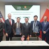 Bộ trưởng Đỗ Đức Duy và Chủ tịch Hội đồng Kinh doanh Hoa Kỳ - ASEAN, Ted Osius, chứng kiến lễ ký biên bản hợp tác giữa doanh nghiệp Việt Nam và Hoa Kỳ. Ảnh: Đoàn công tác.
