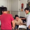 Lực lượng công an mặc thường phục bắt nóng đối tượng ngay tại phòng công chứng