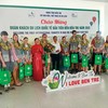 Bà Nguyễn Thị Ngọc Dung, Phó giám đốc Sở VHTTDL tỉnh Bến Tre (áo đỏ) và ngành du lịch chào mừng Đoàn khách du lịch quốc tế đầu tiên đến Bến Tre năm 2025 