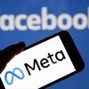 Biểu tượng Meta và Facebook trên màn hình điện thoại thông minh ở Paris, Pháp. Ảnh: Getty Images/TTXVN