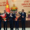 HĐND TP. Đà Nẵng tặng hoa chúc mừng cho 2 lãnh đạo Đà Nẵng có đơn xin nghỉ hưu trước tuổi, trong đó có ông Lê Trung Chinh, Chủ tịch UBND TP. Đà Nẵng. Ảnh: Linh Đan 