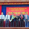 Lãnh đạo tỉnh Quảng Nam tặng hoa chúc mừng ông Lê Văn Dũng. 