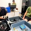 Đối tượng (bên phải) tại cơ quan chức năng.