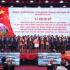 Thủ tướng Chính phủ Phạm Minh Chính trao quyết định, tặng hoa chúc mừng Ban chấp hành Đảng bộ thành phố Hải Phòng sau hợp nhất.
