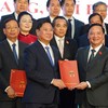 Phó chủ tịch Thường trực Quốc hội Nguyễn Khắc Định trao quyết định cho ông Trần Quốc Nam, Chủ tịch UBND tỉnh Khánh Hòa. 