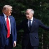 Tổng thống Mỹ Donald Trump (bìa trái) và Thủ tướng Canada Mark Carney tại lễ đón tiếp trong hội nghị thượng đỉnh G7 diễn ra ở Kananaskis, bang Alberta, Canada vào ngày 16/6/2025. Ảnh: AFP 