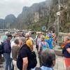 Du khách thăm quan tại điểm du lịch trên Vịnh Hạ Long.