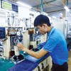 Cơ hội từ chính sách đang rất lớn khi hàng loạt quyết sách quan trọng, liên quan trực tiếp tới hoạt động sản xuất, kinh doanh, đầu tư của doanh nghiệp vừa được Quốc hội thông qua. Trong ảnh: Sản xuất thấu kính chuyên dụng tại Nhà máy R Technical (Hòa Bình) Ảnh: Đức Thanh 