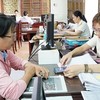 Cán bộ Thuế hướng dẫn người nộp thuế thực hiện thủ tục. (Ảnh tư liệu)
