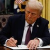 Tổng thống Mỹ Donald Trump ký sắc lệnh tại Nhà Trắng, Washington, DC. Ảnh: Getty Images/TTXVN