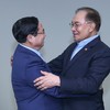 Thủ tướng Chính phủ Phạm Minh Chính gặp Thủ tướng Malaysia Anwar Ibrahim. Ảnh: Nhật Bắc. 