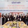 Lễ ký kết hợp tác chiến lược giữa Cảng Hàng không Quốc tế Vân Đồn và Crystal Holidays. Ảnh: Ánh Dương