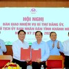 Ông Nguyễn Tấn Tuân, nguyên Chủ tịch UBND tỉnh Khánh Hòa cũ (thứ tư từ phải sang) bàn giao nhiệm vụ Bí thư Đảng ủy, Chủ tịch UBND tỉnh Khánh Hòa nhiệm kỳ 2021 - 2026 cho ông Trần Quốc Nam, nguyên Chủ tịch UBND tỉnh Ninh Thuận cũ (thứ hai từ trái sang). Ảnh: Bảo Anh 