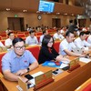 Các đại biểu nhấn nút tán thành danh mục đất dự kiến thực hiện dự án thí điểm. Ảnh: Phạm Hùng