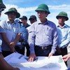 Phó chủ tịch Thường trực UBND tỉnh Quảng Trị Hoàng Nam (thứ tư, trái ảnh) trong một chuyến kiểm tra thực địa dự án. Ảnh: Trường Nhật